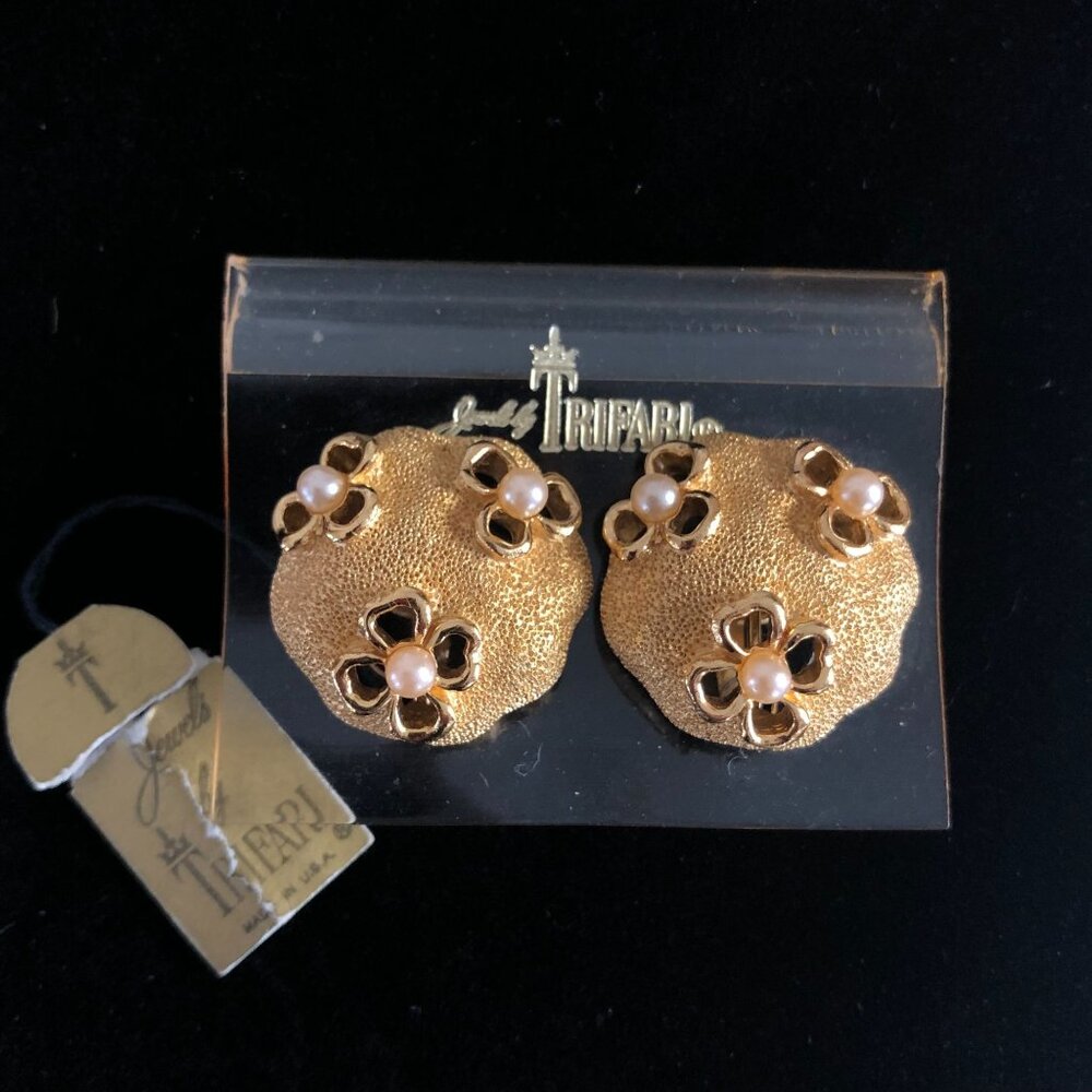 Crown Trifari Clip On Earrings Floral Cutouts Pearl Centers Gold Tone Pin Prick